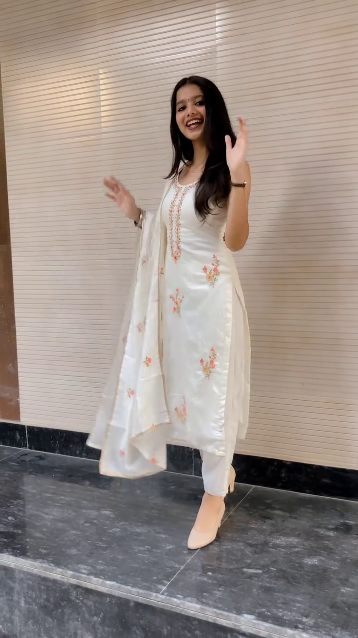 Women’s Off White Cotton Embroidered Straight Kurta Set - Image 6