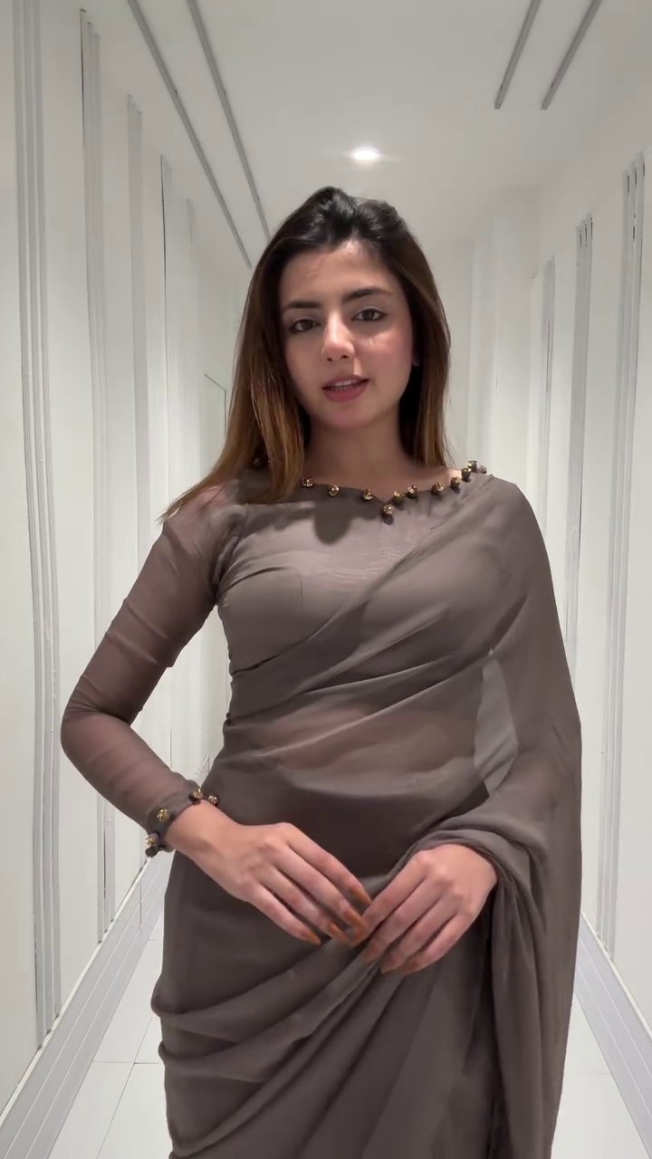 Buy Gold Colored Open Saree With Silver Foil Fabric - Image 2