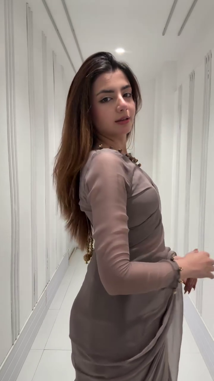 Buy Gold Colored Open Saree With Silver Foil Fabric - Image 6