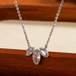 A light luxury steel-tone collar necklace inlaid with clover zirconia, unique and niche